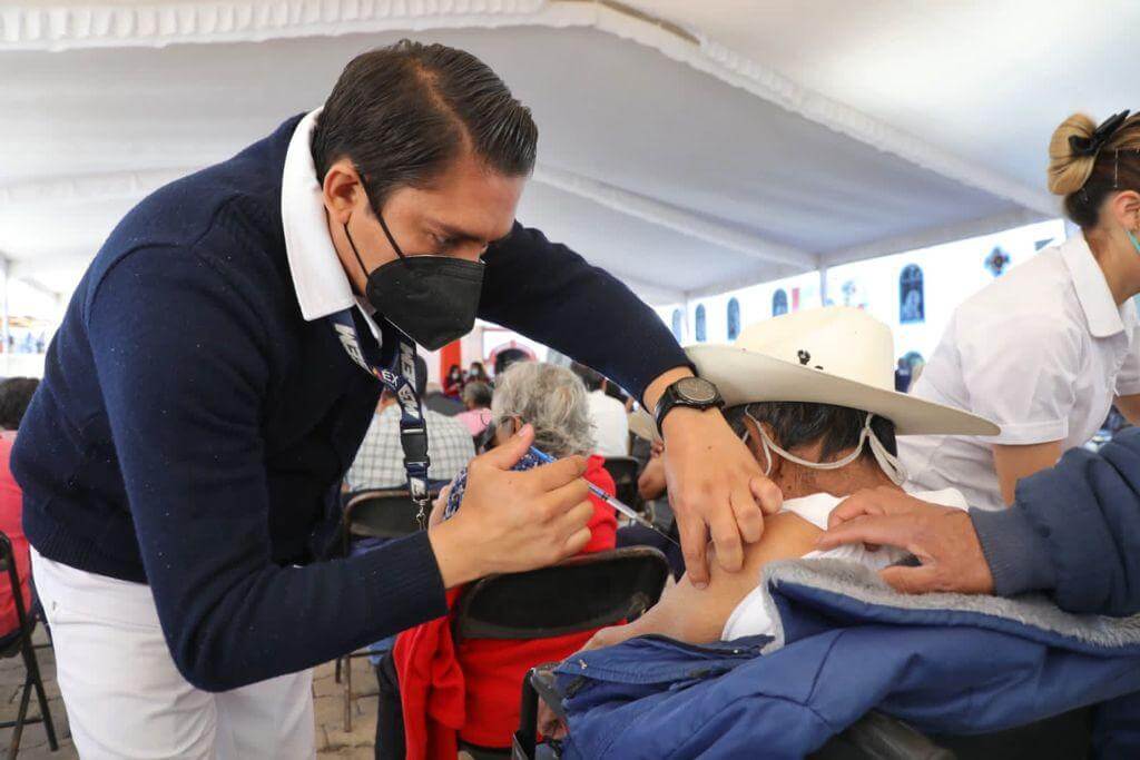 Aplican segunda dosis de vacuna en Chimalpa y Tepatlaxco
