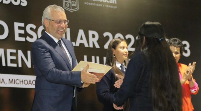 Ciclo escolar completo, gracias a la fuerza y vocación de las y los maestros: Bedolla