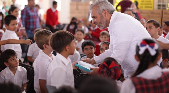 Michoacán inicia ciclo con 100% de libros distribuidos