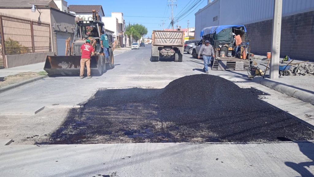 Rehabilita avenidas Gobierno de Reynosa con incesante jornada de bacheo – Administración Municipal Reynosa 2021-2024