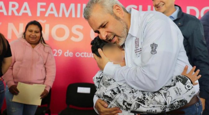 Respalda Bedolla con apoyo económico a familias de menores con cáncer