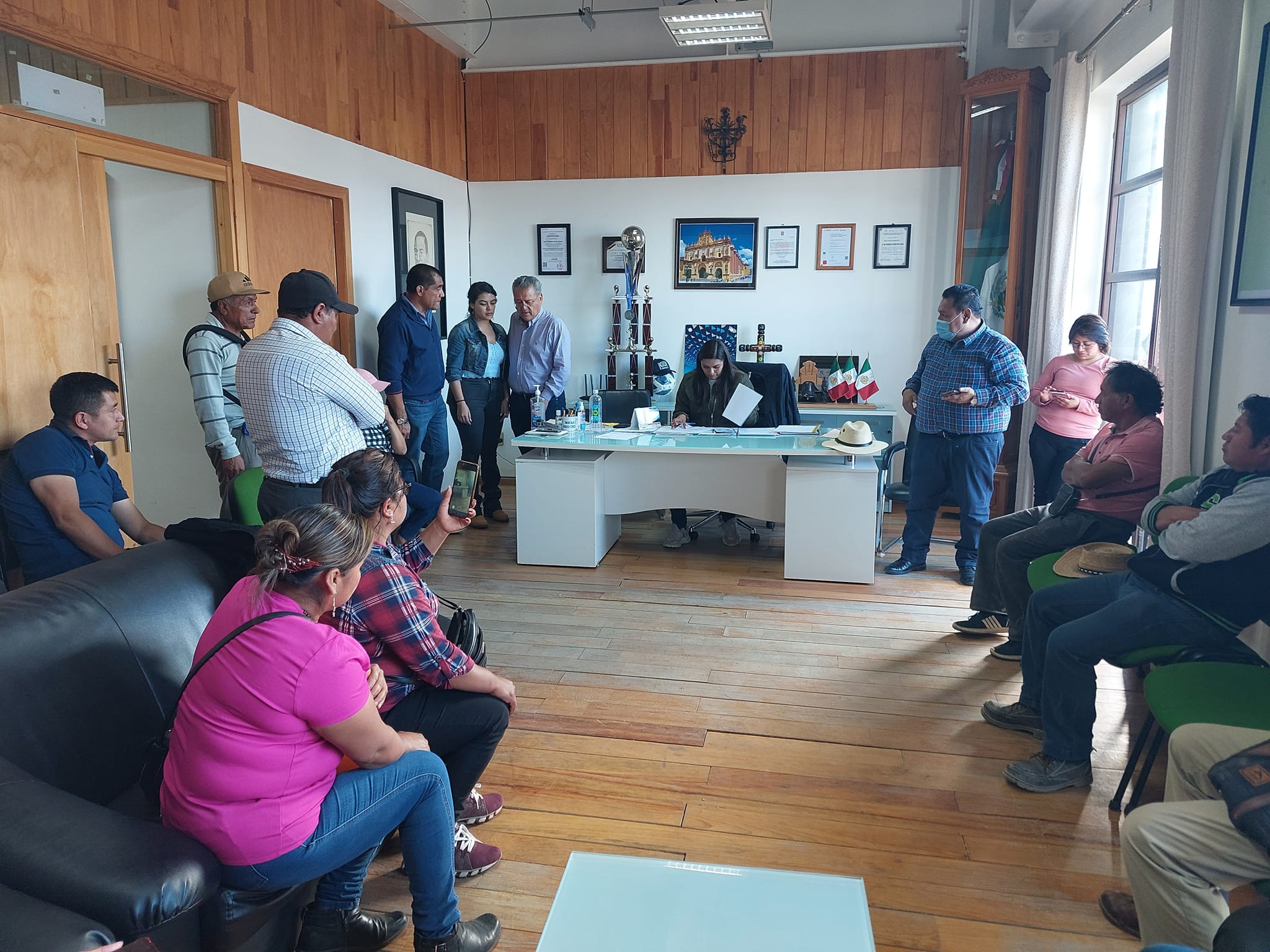 TRAS ACUERDO CON LA AUTORIDAD MUNICIPAL MANIFESTANTES QUE INICIARON ESTE LUNES BLOQUEOS EN VÍAS DE COMUNICACIÓN ACCEDIERON A LIBERAR CARRETERAS – H. Ayuntamiento de San Cristóbal de Las Casas