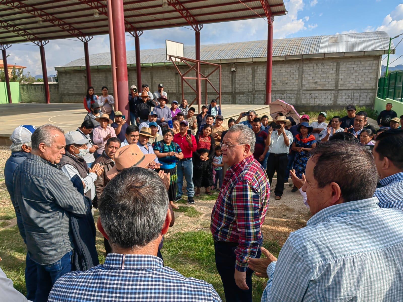 ALCALDE DE SCLC CONTINÚA RECORRIENDO COLONIAS BARRIOS Y FRACCIONAMIENTOS DE LA CIUDAD. – H. Ayuntamiento de San Cristóbal de Las Casas