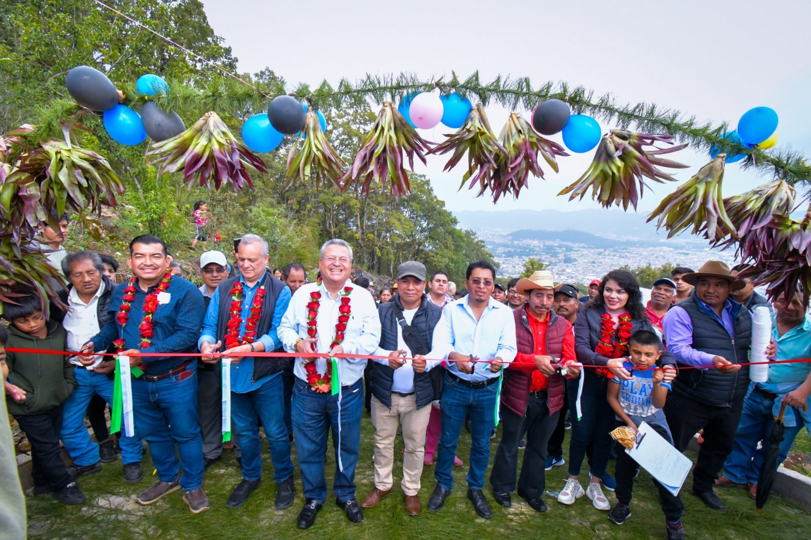 ALCALDE MARIANO DÍAZ OCHOA ENTREGA NUEVA CALLE EN LA COLONIA SAN JUAN DEL BOSQUE. – H. Ayuntamiento de San Cristóbal de Las Casas