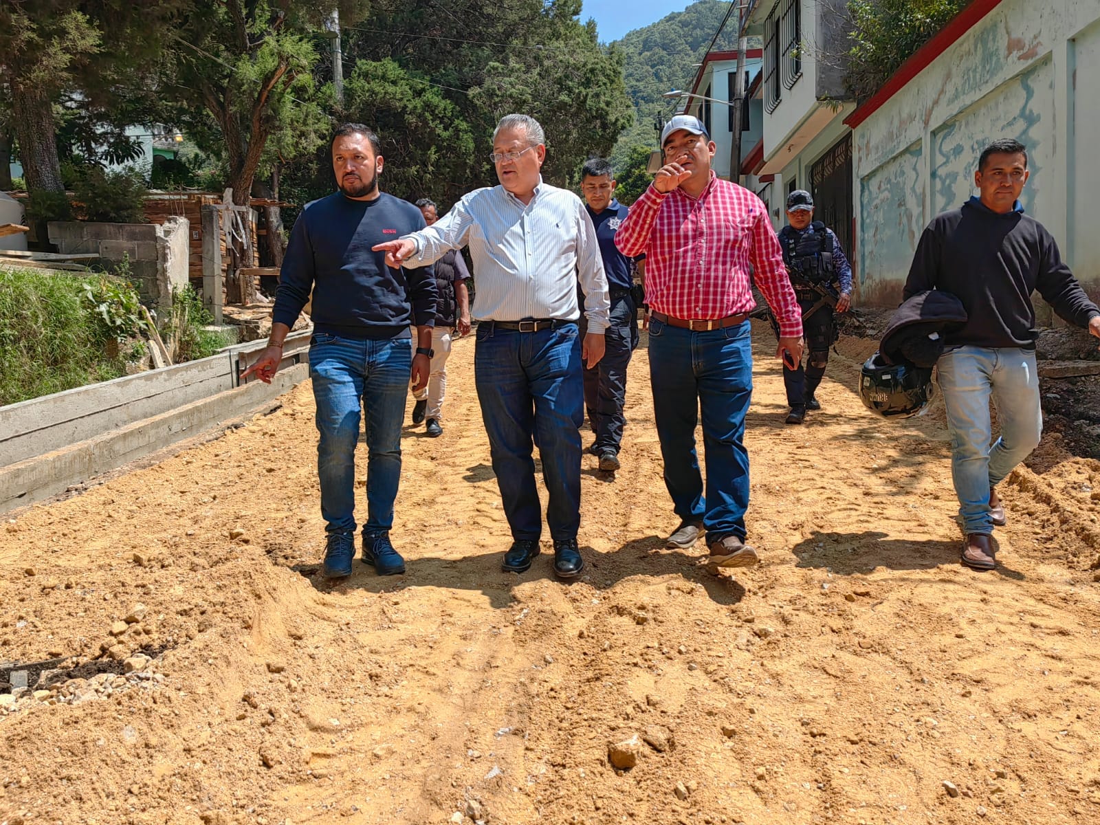 ALCALDE MDO REALIZA RECORRIDO POR OBRAS DE INFRAESTRUCTURA VIAL PARA VERIFICAR TRABAJOS Y AVANCES. – H. Ayuntamiento de San Cristóbal de Las Casas
