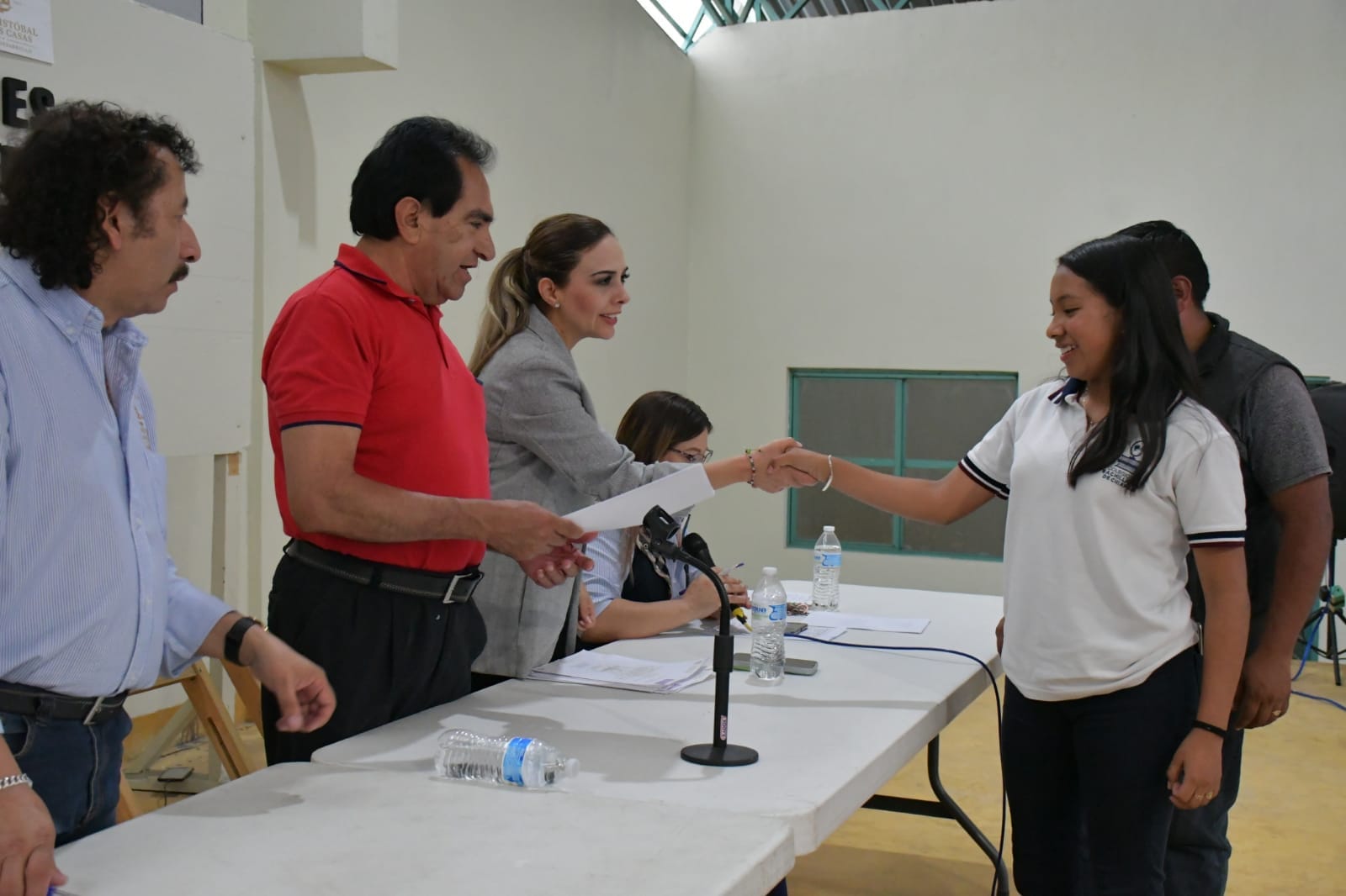 AYUNTAMIENTO DE SCLC ENTREGÓ BECAS A HIJOS DE TRABAJADORES DEL SINDICATO SUTRAM. – H. Ayuntamiento de San Cristóbal de Las Casas