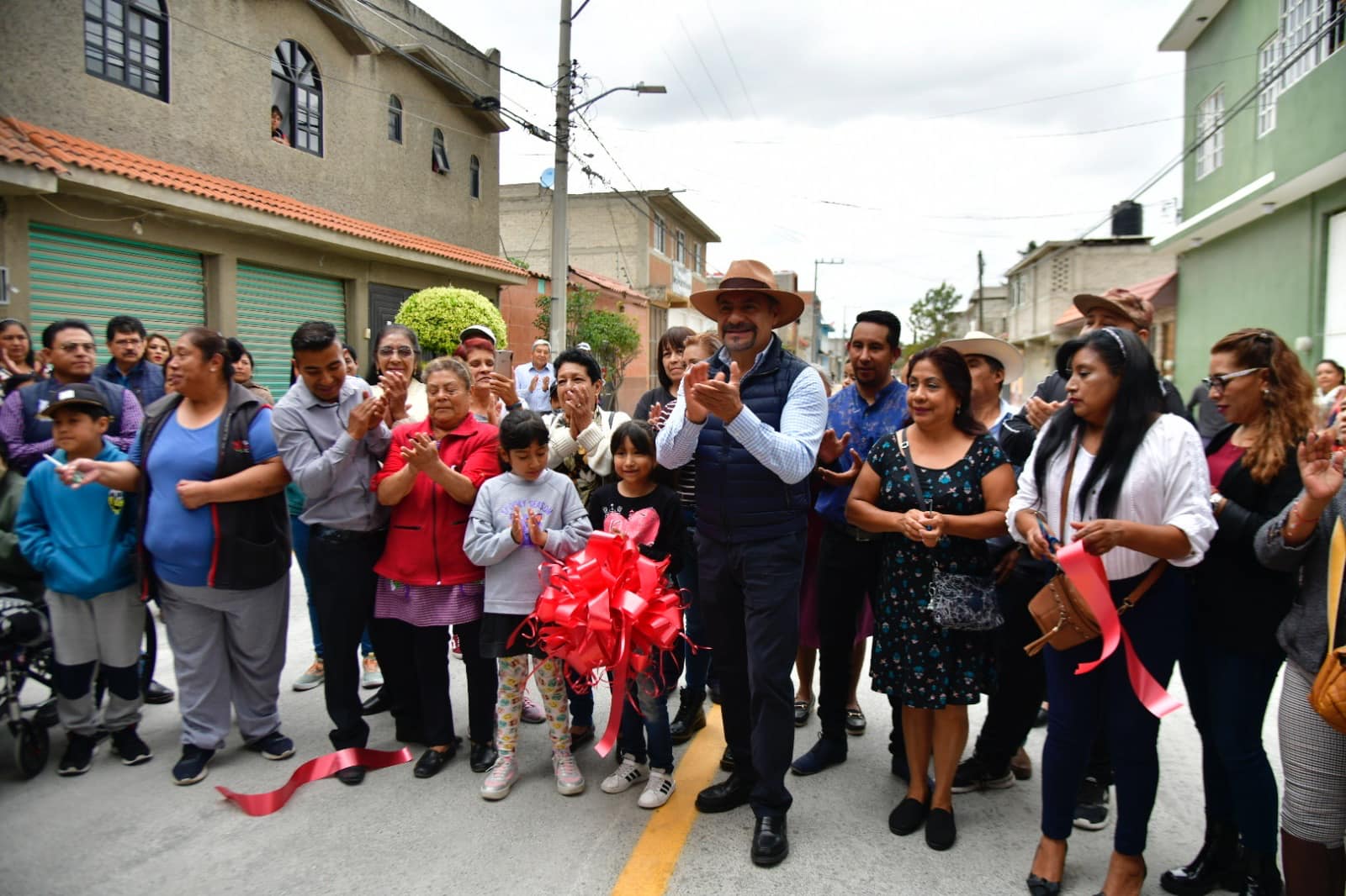 Boletín 193.-Miguel Gutiérrez entrega dos pavimentaciones, en Tres Marías y Jardines de Chalco.