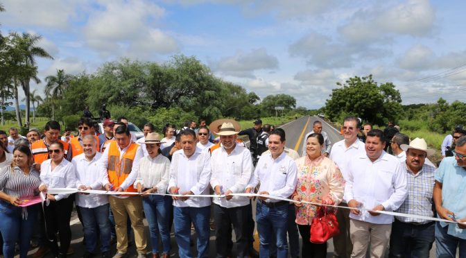 Inaugura Bedolla rehabilitación de tramo carretero Apatzingán-El Terrero