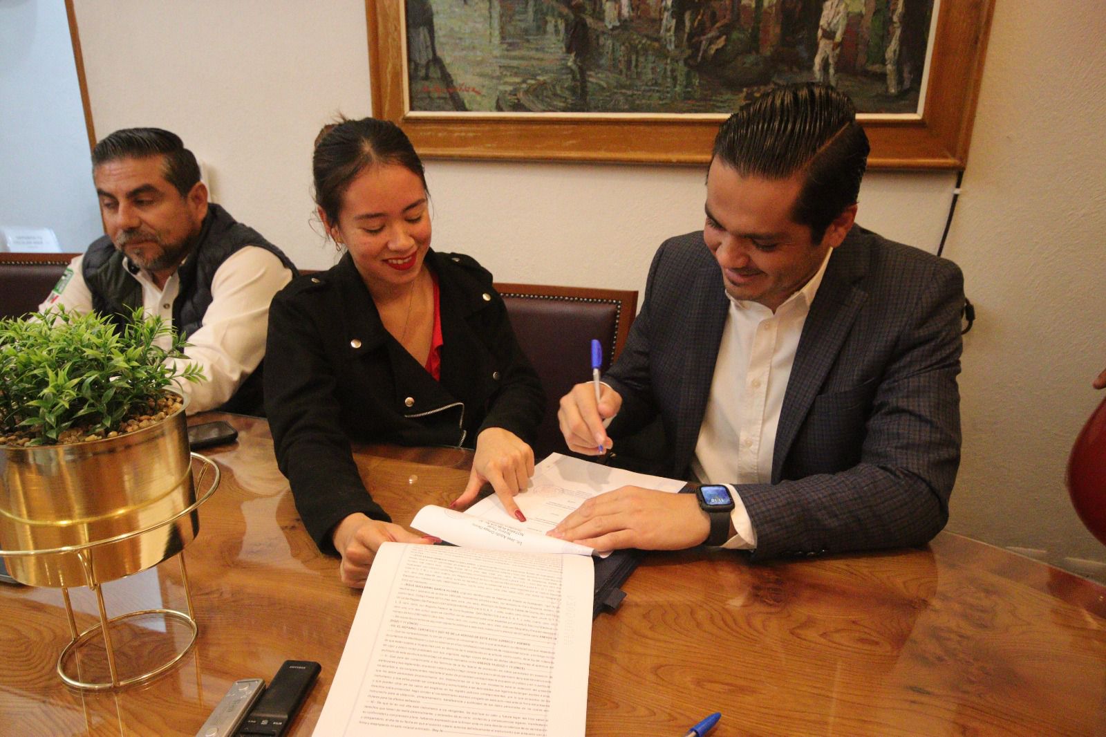 Firma César Prieto Convenio para Obra de Reencarpetamiento en el Camino al Divisador |