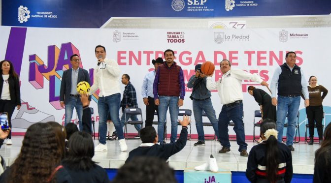 Entregan más de 6 mil tenis a estudiantes del Bajío