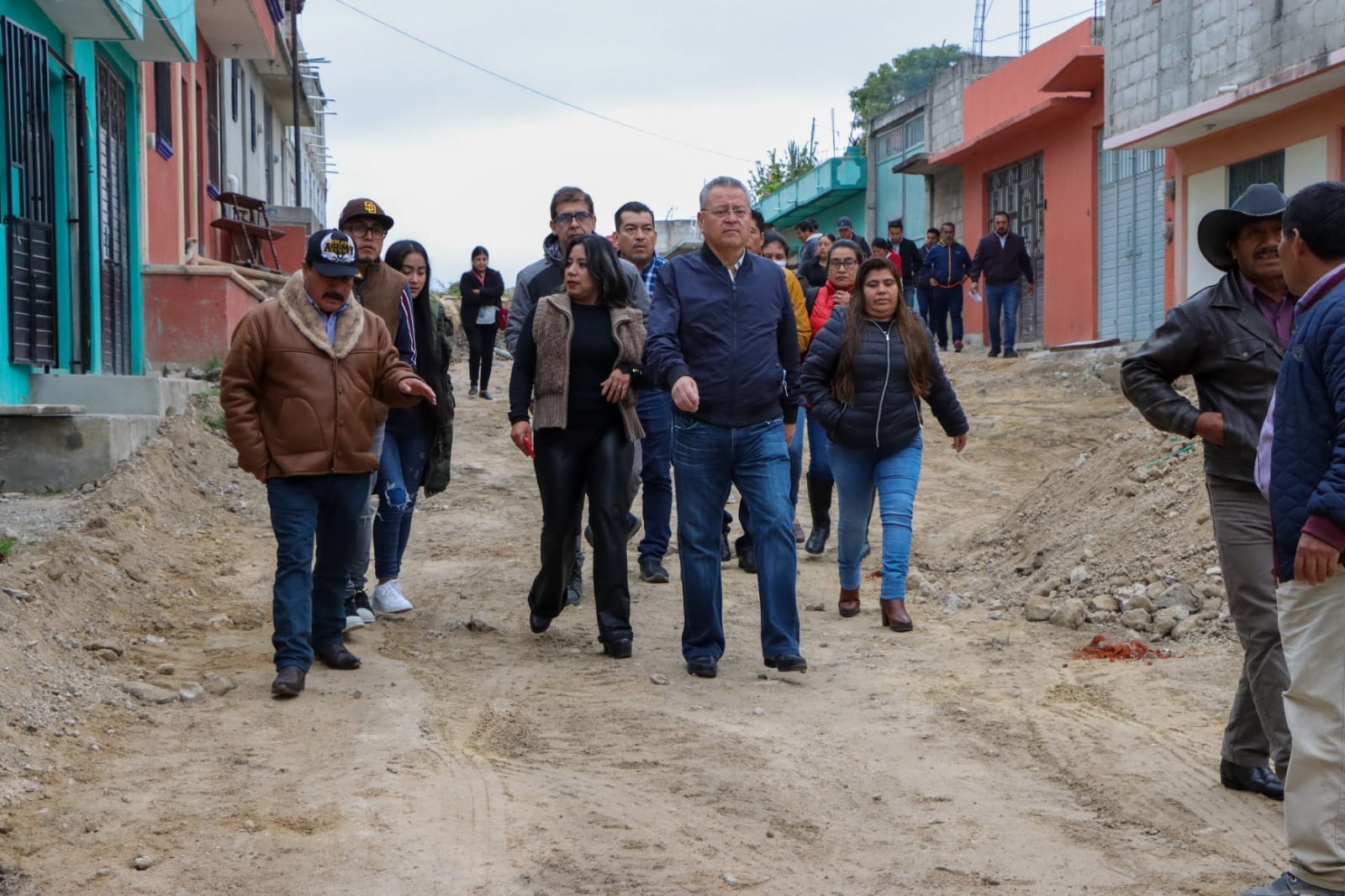EL ALCALDE MDO JUNTO A VECINOS DE LA 4ª CALLE DEL PEDREGAL SUPERVISAN EL AVANCE DE LA OBRA EN PROCESO. – H. Ayuntamiento de San Cristóbal de Las Casas