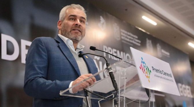 Encabeza Bedolla entrega de reconocimientos del Premio Ceneval al Desempeño de Excelencia EGEL