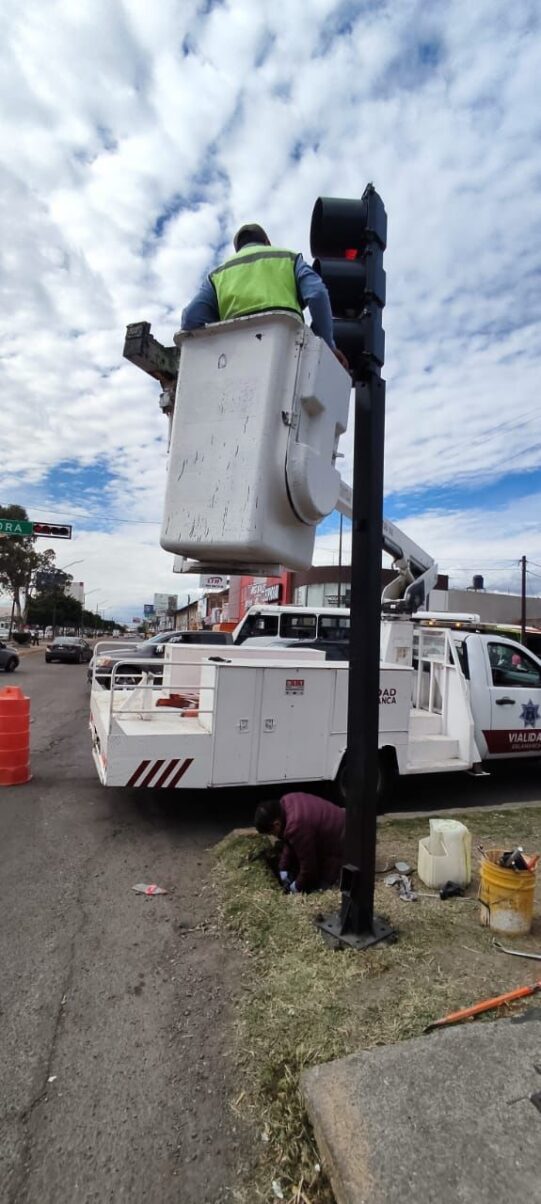 Establecen Temporalmente Semáforo en la Intersección de Avenida Cazadora con Faja de Oro