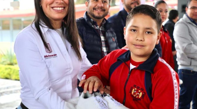 Estudiantes de secundaria cierran año con tenis nuevos de Jalo a Estudiar