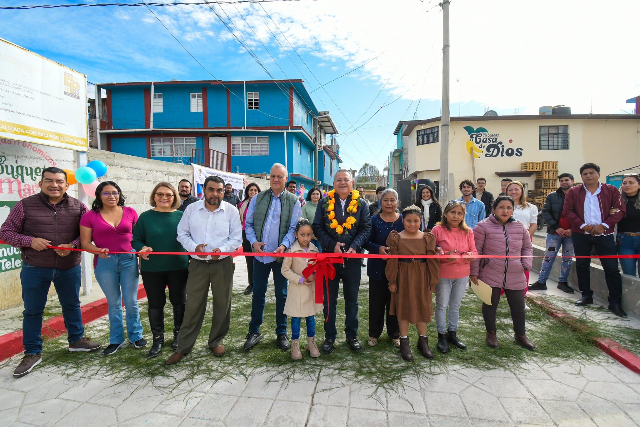 ALCALDE MDO ENTREGA OBRA DE PAVIMENTACIÓN EN LA 2ª CERRADA CAMPO AÉREO. – H. Ayuntamiento de San Cristóbal de Las Casas