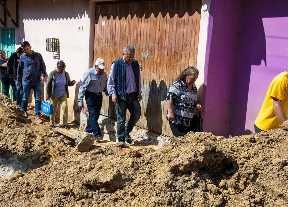 ALCALDE MDO JUNTO A VECINOS SUPERVISA OBRAS EN EJECUCIÓN EN EL BARRIO DE CUXTITALI. – H. Ayuntamiento de San Cristóbal de Las Casas