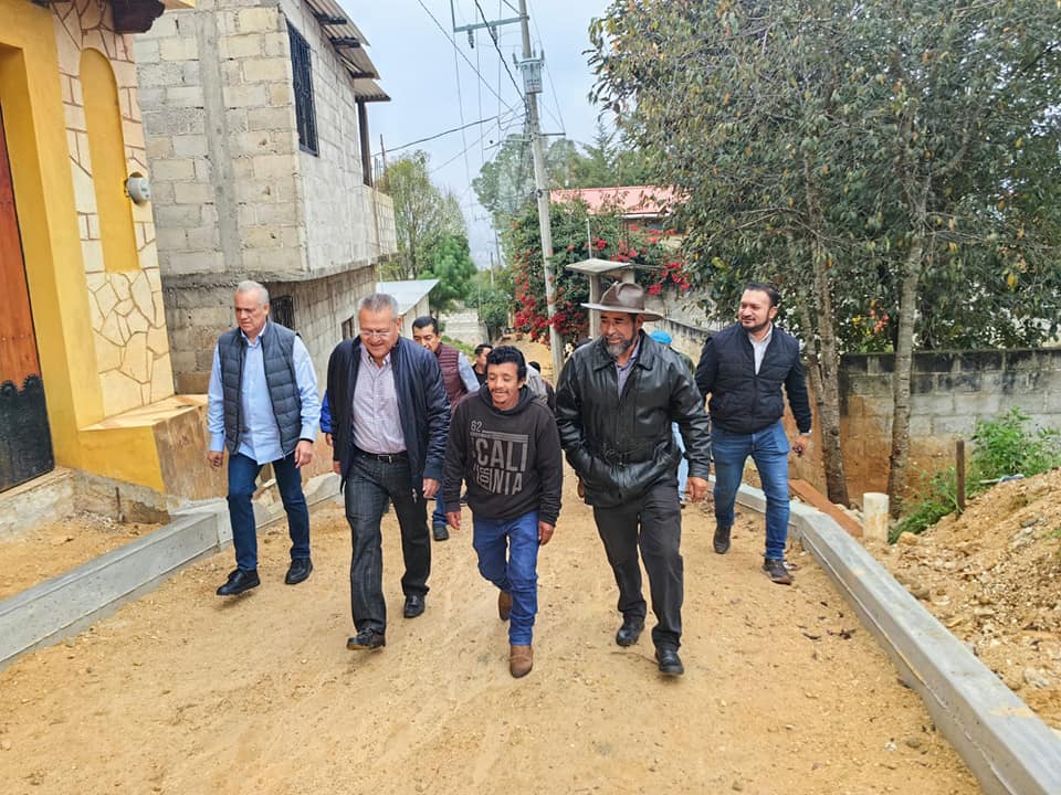 ALCALDE MDO SUPERVISA OBRA EN COMPAÑIA DE VECINOS DEL BARRIO DE CUXTITALI. – H. Ayuntamiento de San Cristóbal de Las Casas