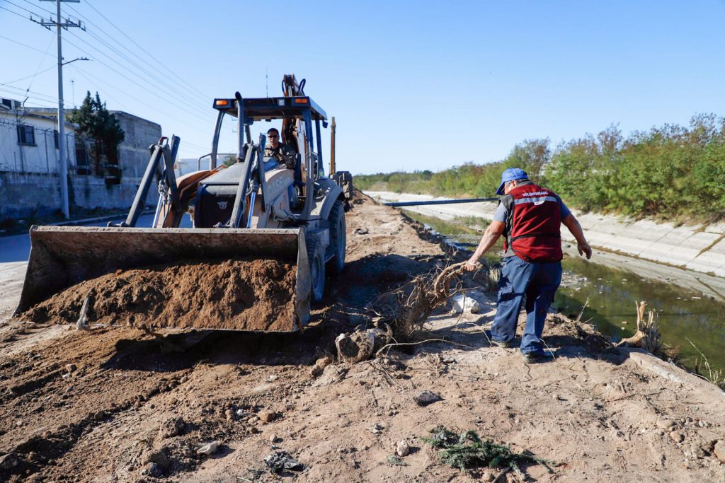 Limpia Gobierno de Reynosa márgenes del canal Rodhe – Administración Municipal Reynosa 2021-2024