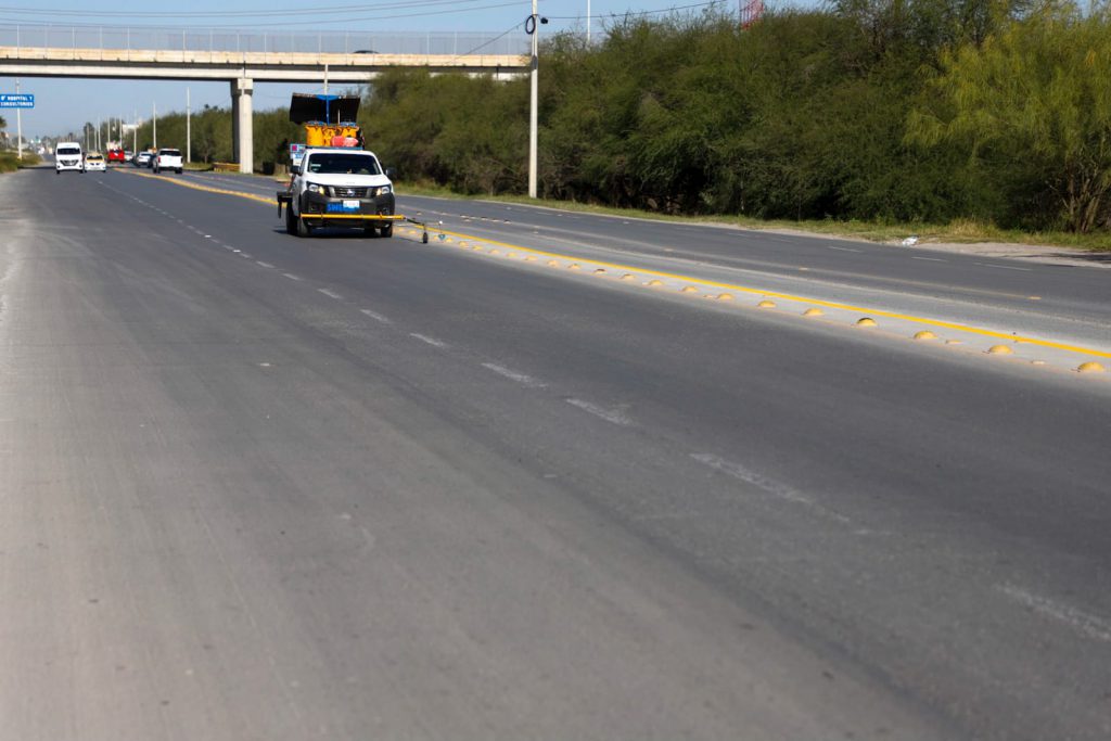 Pintan cuadrillas del Ayuntamiento de Reynosa delineado de carriles – Administración Municipal Reynosa 2021-2024