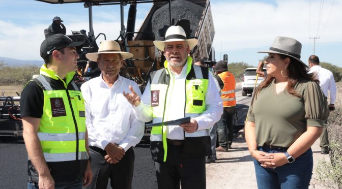 Supervisa Bedolla obra de rehabilitación carretera en región Ciénega