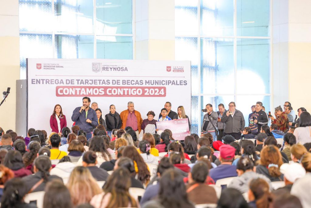 Continúa Alcalde Carlos Peña Ortiz con entrega de tarjetas de Becas para Secundaria – Administración Municipal Reynosa 2021-2024