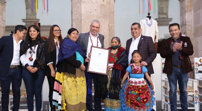 Encabeza Bedolla entrega de 6 marcas Certificación Artesanal