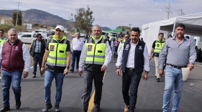 Entrega Bedolla rehabilitación carretera Charo-Zurumbeneo; tramo abandonado por 32 año