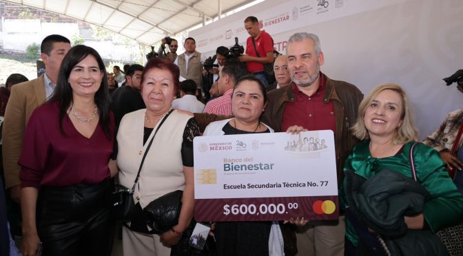 Entrega Bedolla tarjetas La Escuela es Nuestra; suman 5 mil 600 mdp