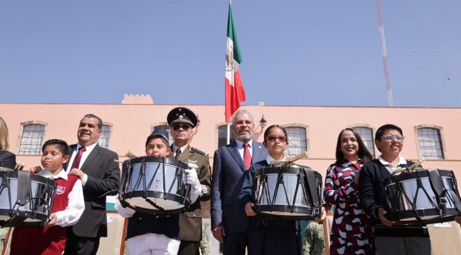 Participa Bedolla en toma de protesta de escoltas en Día de la Bandera