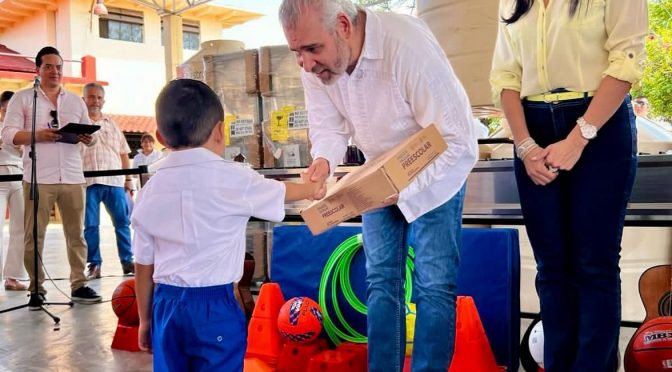 SEE equipa más de 3 mil escuelas de todo Michoacán