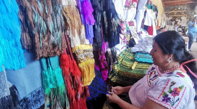 Adquiere los mejores rebozos michoacanos en el Tianguis Artesanal de Uruapan