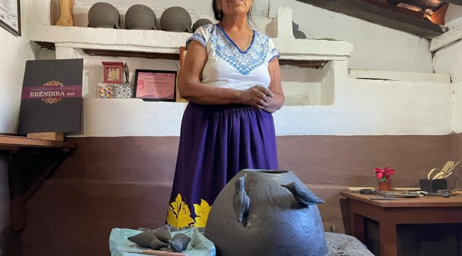 Compra la mejor alfarería y textiles en el Tianguis Artesanal de Uruapan