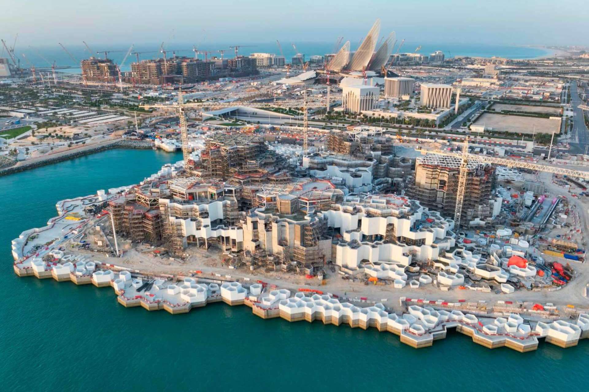 Airclos muestra su innovación y eficiencia en techos móviles en el Museo de Historia Natural de Abu Dhabi