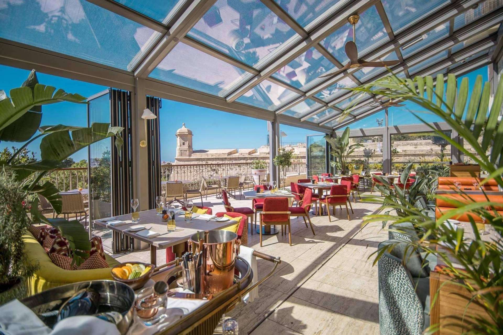 Airclos crea un espacio adaptable y elegante para el restaurante Contessa en Malta