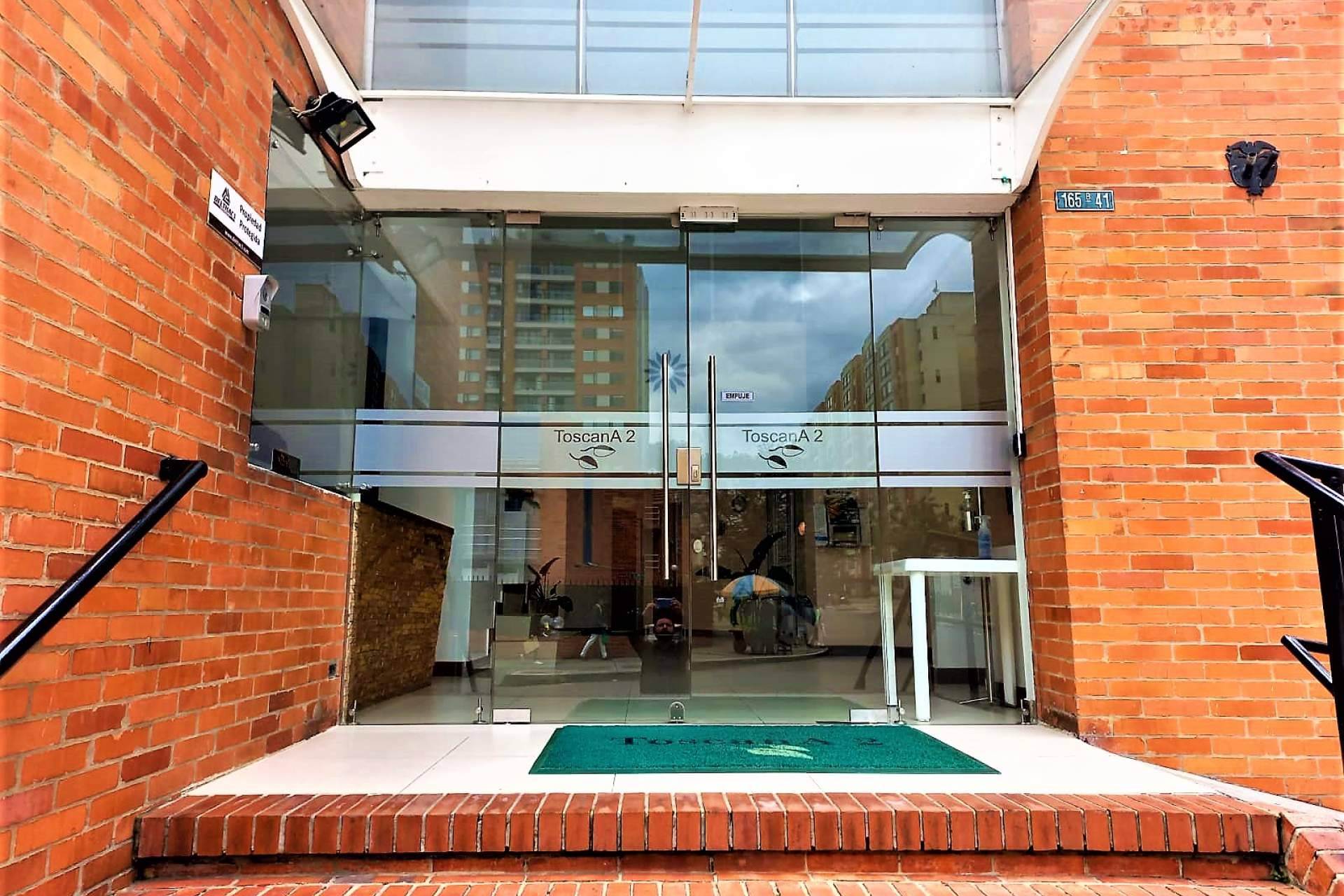 Puertas de vidrio, fachadas y cerramientos en acero y vidrio en la propuesta de Tesla Arquitectura